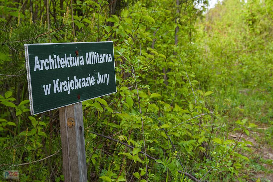 Tabliczka przy dróżce do jednego z bunkrów w Hucisku