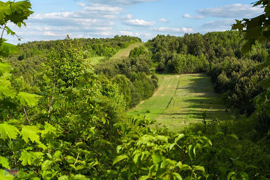 Widok z drogi prowadzącej z Huciska do Zdowa - ujęcie na wschód. Pewnie gdybym jechał trekkingiem lub mtb nawet bym się nie zatrzymywał wykorzystując długi zjazd. Wolniejszy rower miejski sprzyja takim ujęciom :)