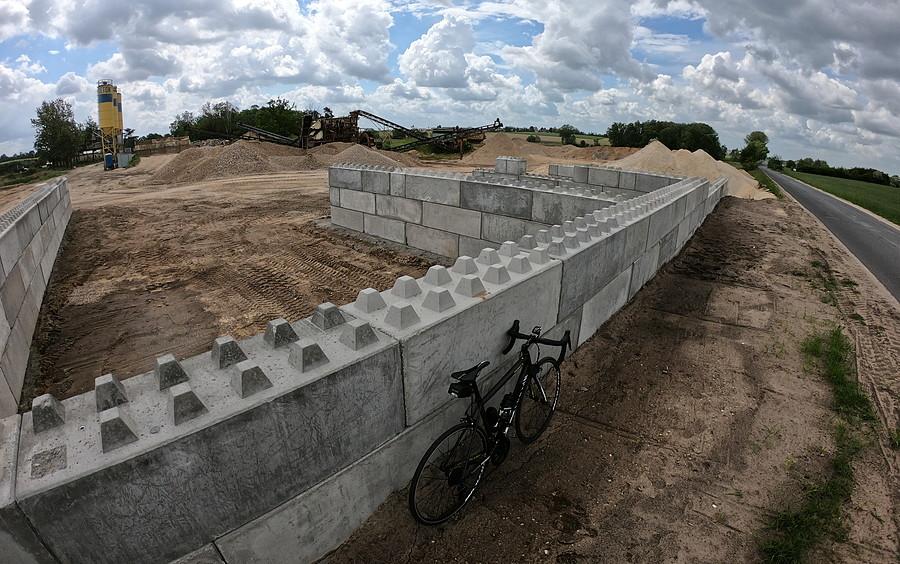 Kolejne napotkane konstrukcje z (betonowych) klocków Lego