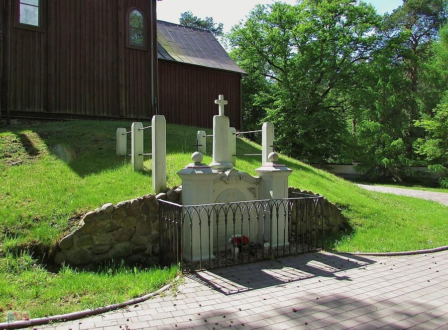 Grób majora Józefa Wiśniewskiego przy kościele w Lutkówce