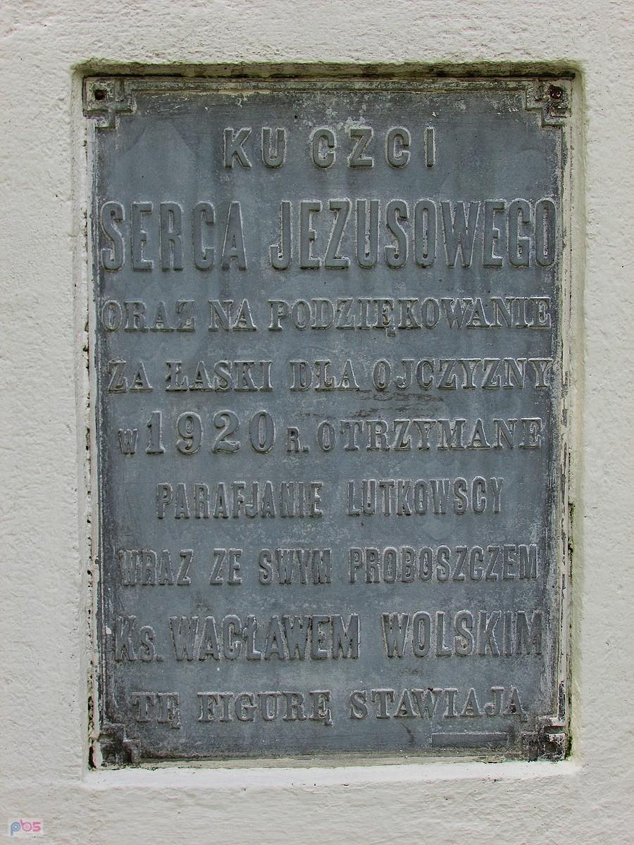 Lutkówka - tablica na postumencie figury Chrystusa