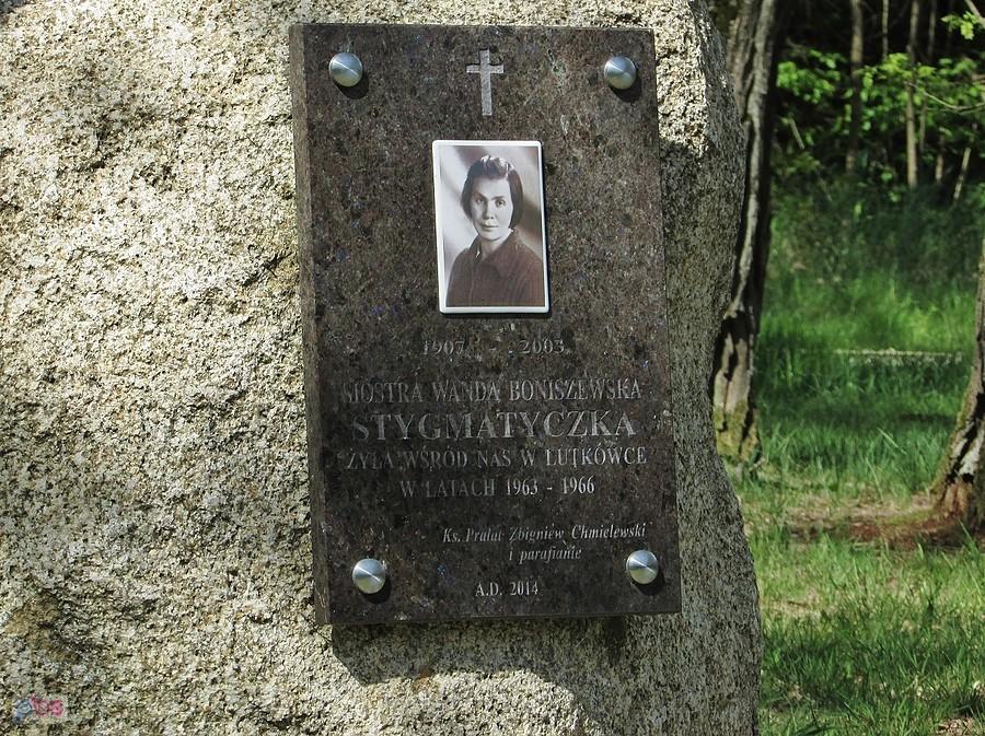 Lutkówka - kamień upamiętniajacy Wandę Boniszewską Siostrę od Aniołów, stygmatyczkę