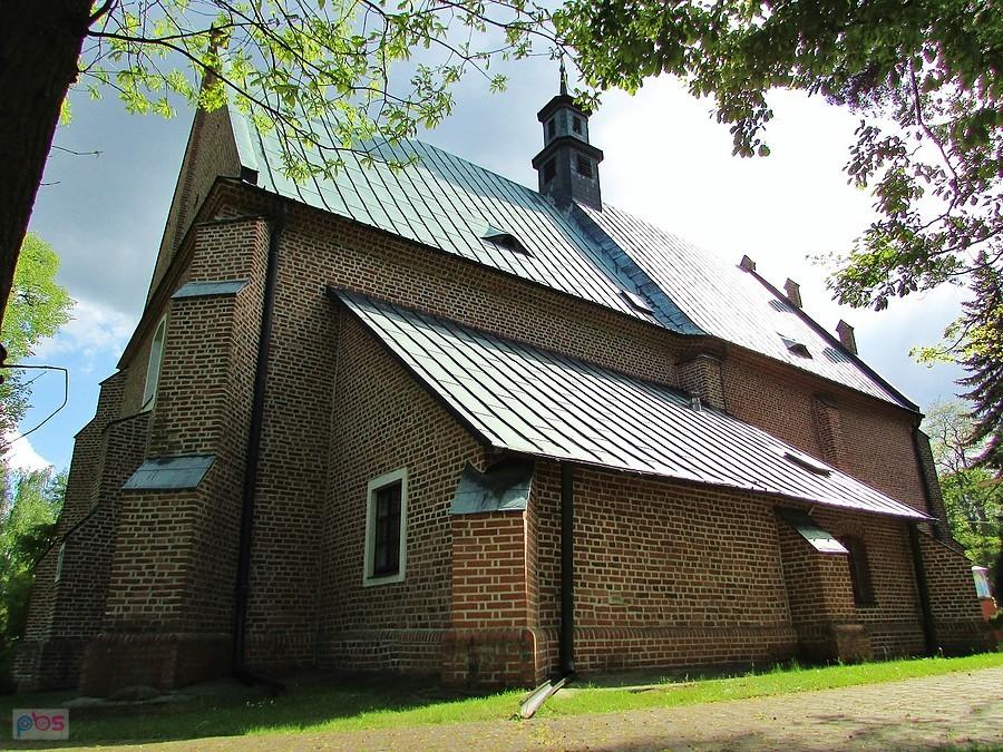 Chojnata - kościół od strony północnej ma dobudowaną zakrystię