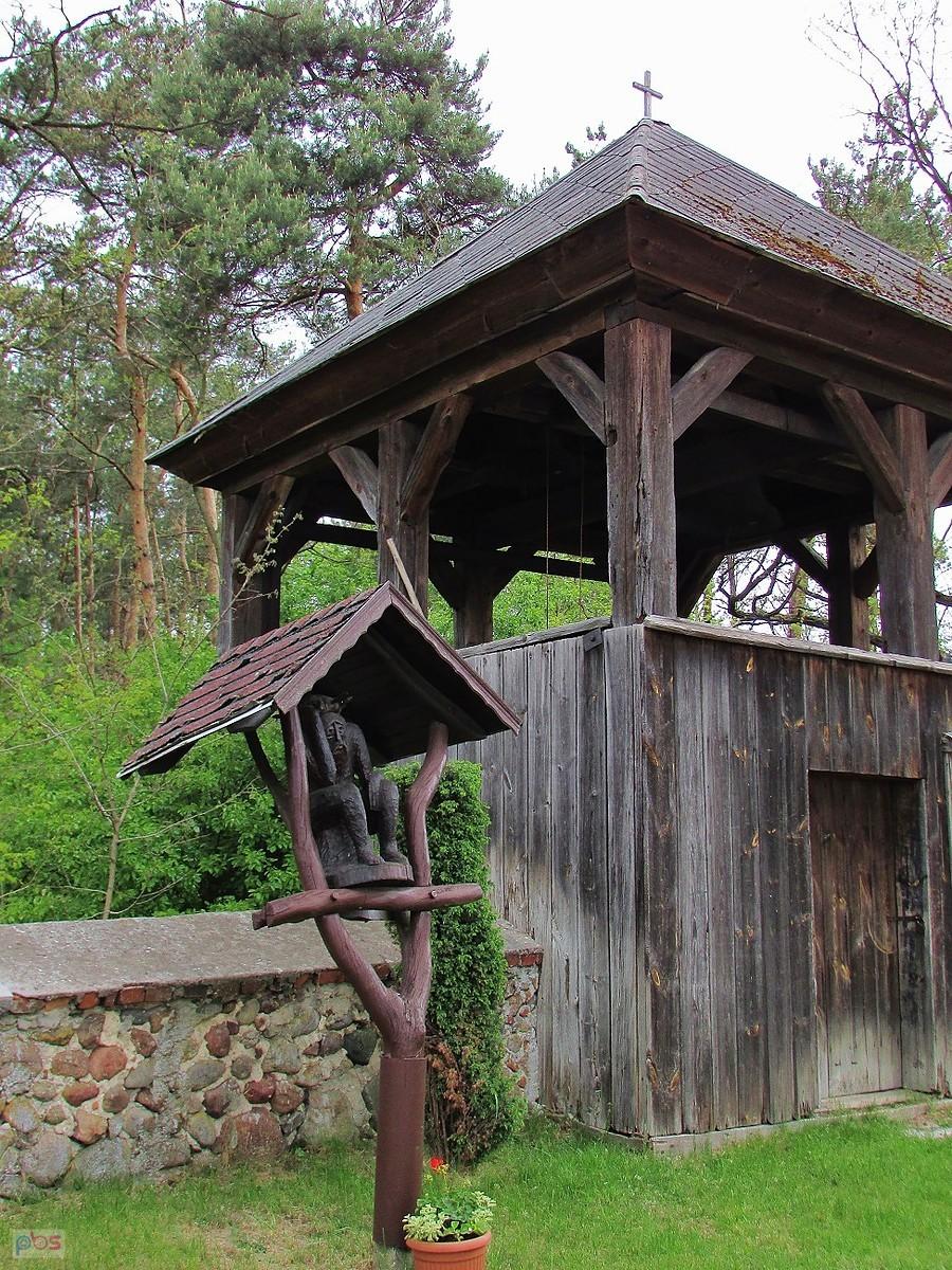 Jeruzal - dzwonnica i figura Chrystusa Frasobliwego