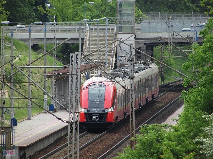 Pociąg SKM wjeżdża na przystanek Żwirki i Wgury