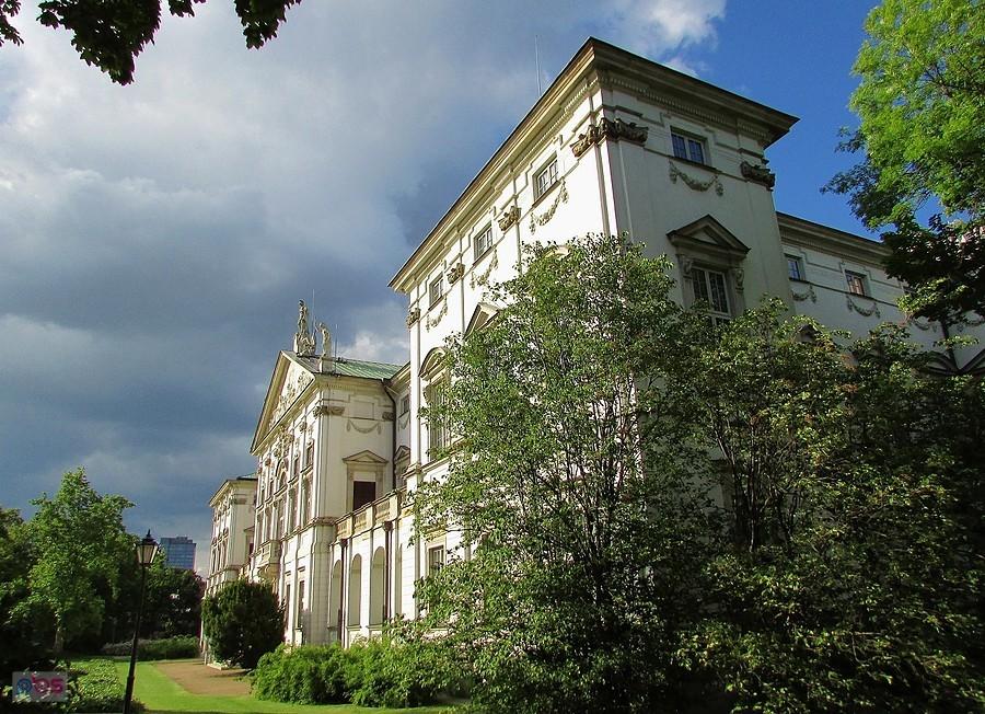 Nad pałacem gromadzą się ciemne chmury