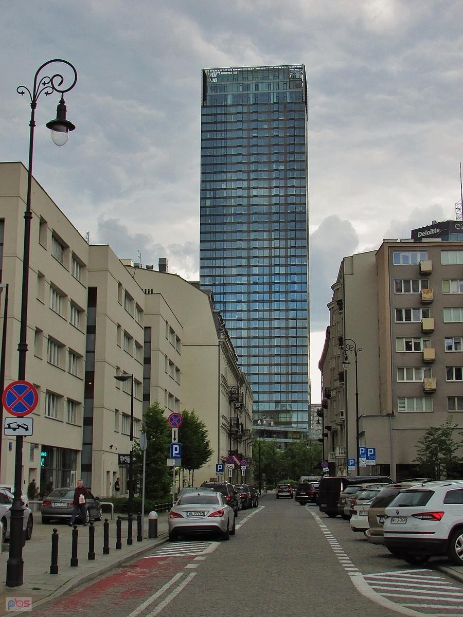 Perspektywę ul. Próżnej zamyka 160 metrowy Cosmopolitan Twarda 2/4