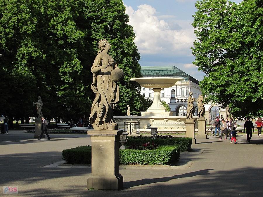 Rzeżby w Ogrodzie Saskim, na pierwszym planie Astrologia