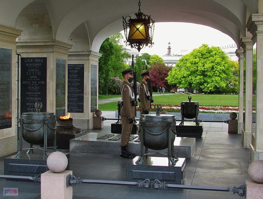Grób Nieznanego Żołnierza - warta honorowa w maseczkach