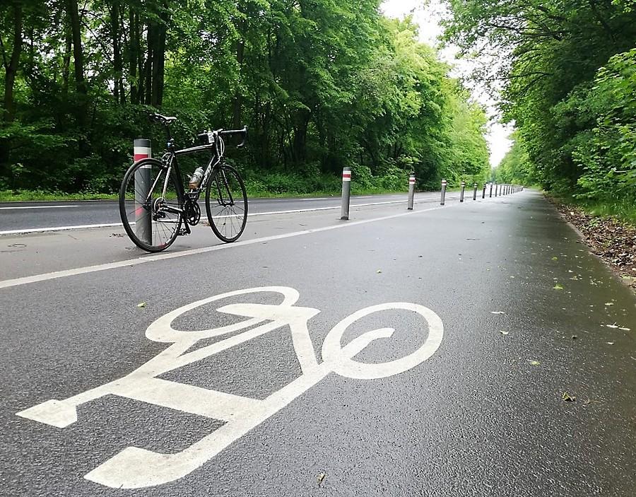 Mokra ulica Koszalińska i słuszna DDR-ka na niej, Poznań