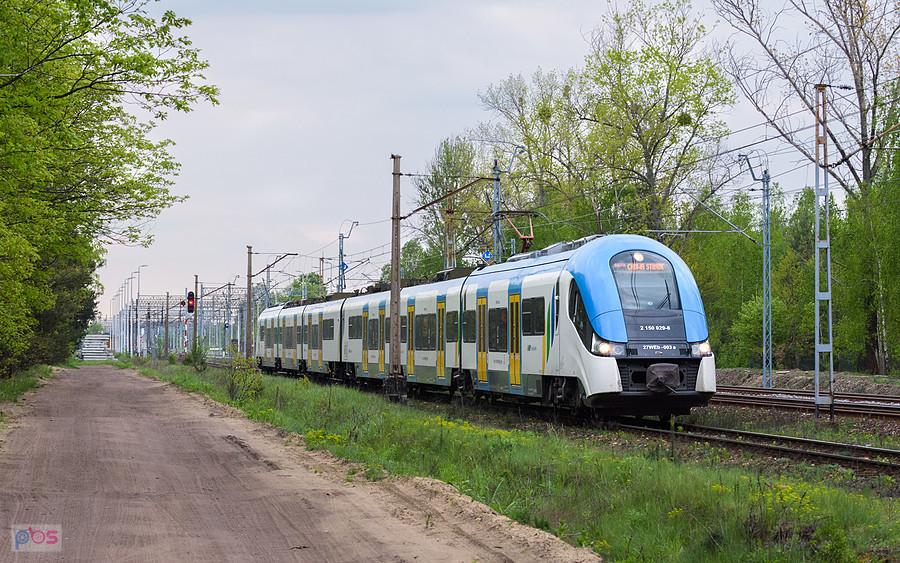 27WEb-003 jako poc. KS 40628 relacji: Gliwice - Częstochowa Stradom mija stację w Poraju. Aktualnie skład znajduje się już na torach linii D29-155 prowadzącej do stacji Częstochowa Mirów.