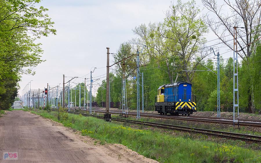 S200-530 przejeżdża przez stację w Poraju, jadąc zamkniętym (dla ruchu ogólnego) modernizowanym torem w kierunku Częstochowy, linia D29-1.