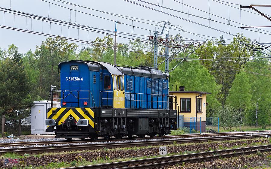 S200-530 przejeżdża przez stację w Poraju, jadąc zamkniętym (dla ruchu ogólnego) modernizowanym torem w kierunku Częstochowy.