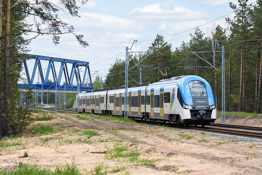 Szlak: Myszków - Zawiercie, linia D29-1. 27WEb-001 jako poc. KS 40671 relacji: Częstochowa - Gliwice mija myszkowską dzielnicę Mrzygłód. W tle widoczny wiadukt CMK-i.