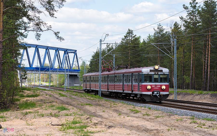 Szlak: Myszków - Zawiercie, linia D29-1. EN57-646 jako podsył w kierunku Zawiercia mija Mrzygłód.