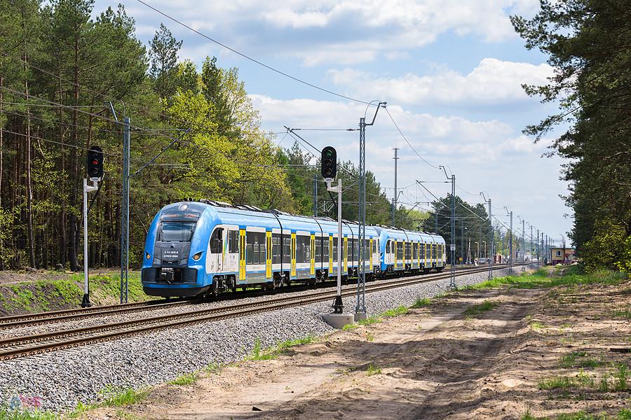 Szlak: Zawiercie - Myszków, linia D29-1. 22WEd-008 i 22WEd-012 jako poc. KS 40622 relacji: Gliwice - Częstochowa mijają myszkowską dzielnicę Mrzygłód.