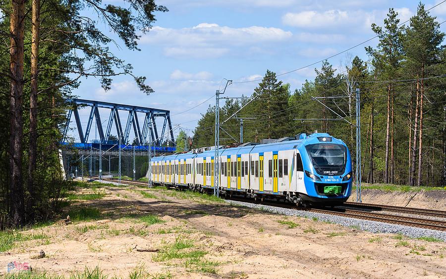 Szlak: Myszków - Zawiercie, linia D29-1. 35WE-007 jako poc. KS 40673 relacji: Częstochowa - Gliwice minął wiadukt Centralnej Magistrali Kolejowej (linia D29-4) w myszkowskiej dzielnicy Mrzygłód.