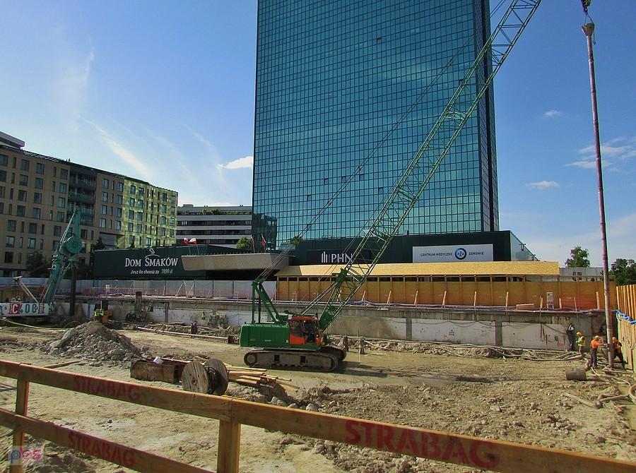 Przed biurowcem Intraco dziura w ziemi - rozpoczęła sie budowa Intraco Prime
