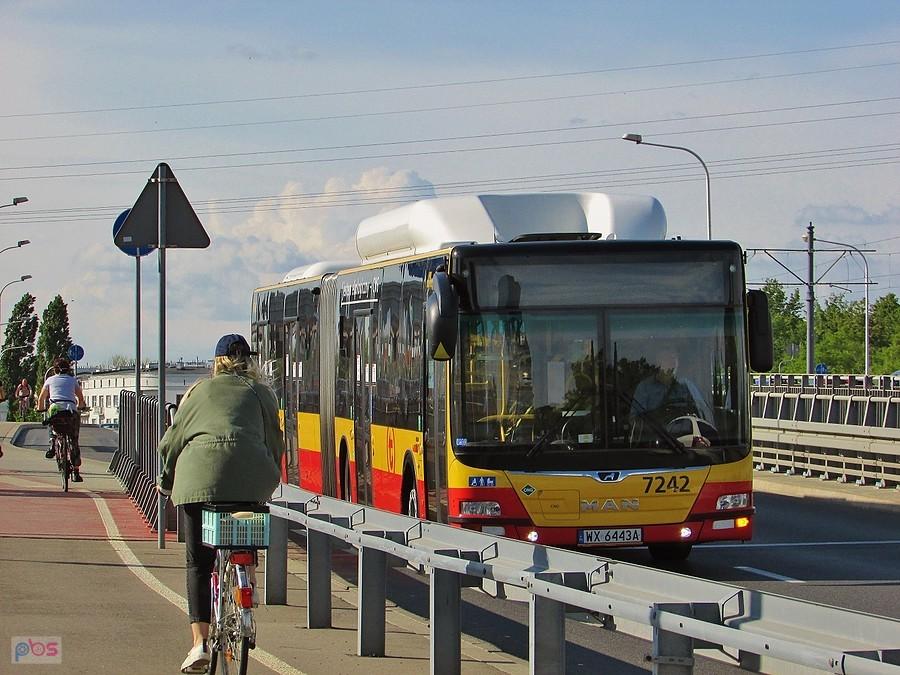 Autobus na gaz MAN Lion`s City G CNG na wiadukcie przy Dworcu Gdańskim