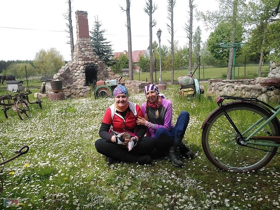 Dwie rowerzystki odpoczywają na wsi