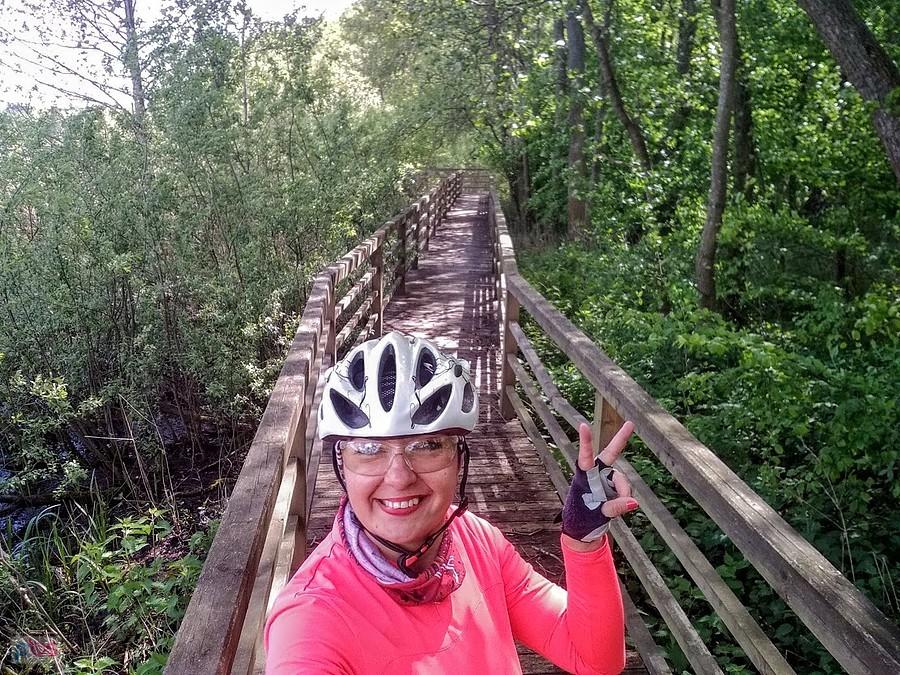 Selfie na drewnianym moście w lesie