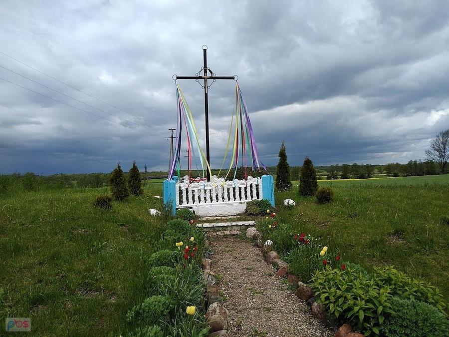 Przydrożny krzyż z kolorowymi wstęgami