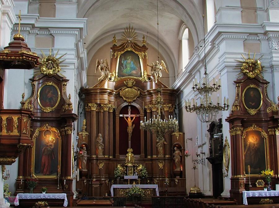 Ołtarz główny w kościele św. Antoniego Padewskiego