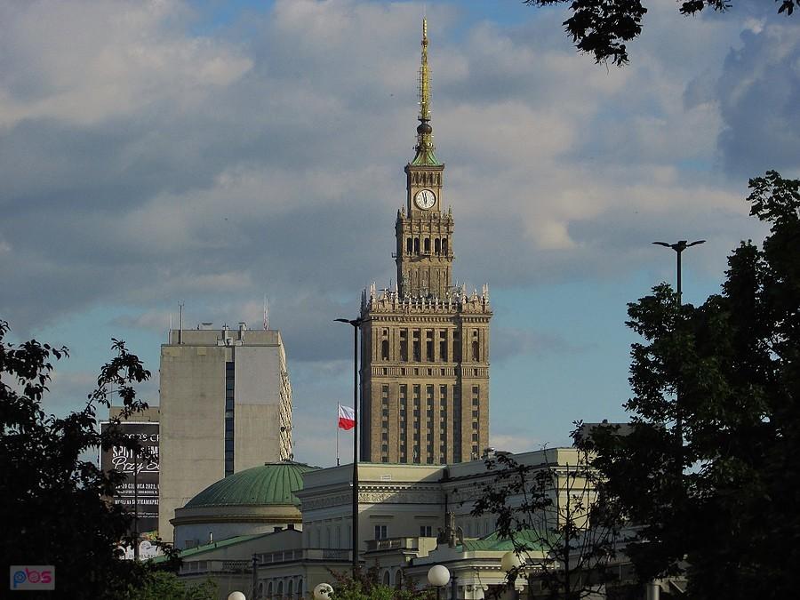 Widok na Pałac Kultury z wejścia do Ogrodu Krasińskich