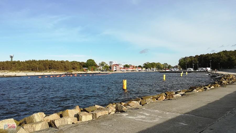 Widok na port w Mrzeżynie z falochronu