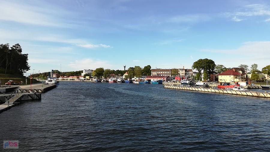 Widok na port w Mrzeżynie z mostu na Redze