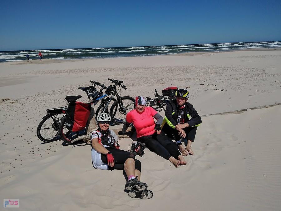 Rowerzyści na plaży w Słowińskim Parku Narodowym
