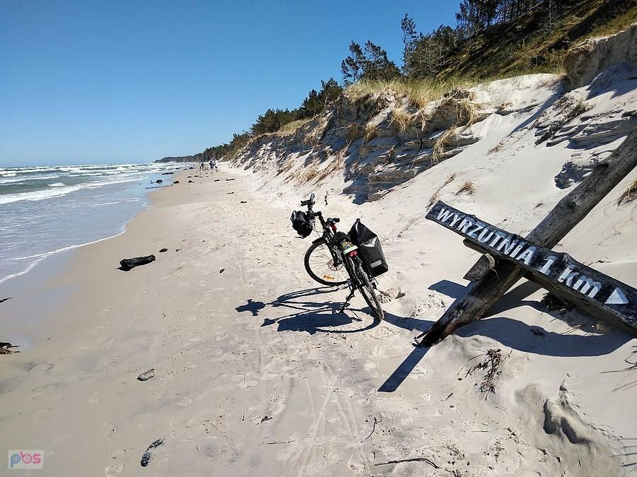 Rower na plaży w Słowińskim Parku Narodowym
