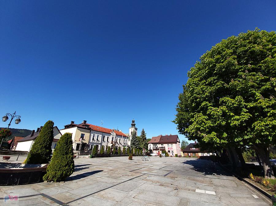 "Rynek w Tymbarku przykryć można dłonią..."