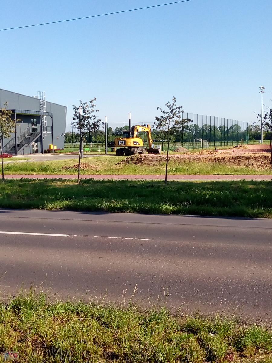 Coś budują przy hali w Kaputach