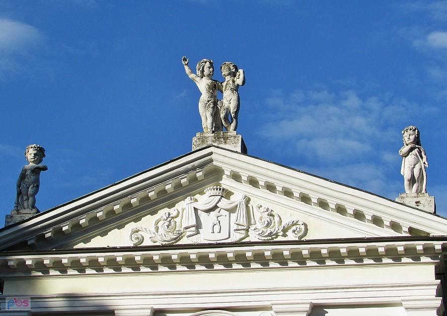 Tympanon Pałacu Krasińskich zdobią figurki symbolizujace 4 pory roku