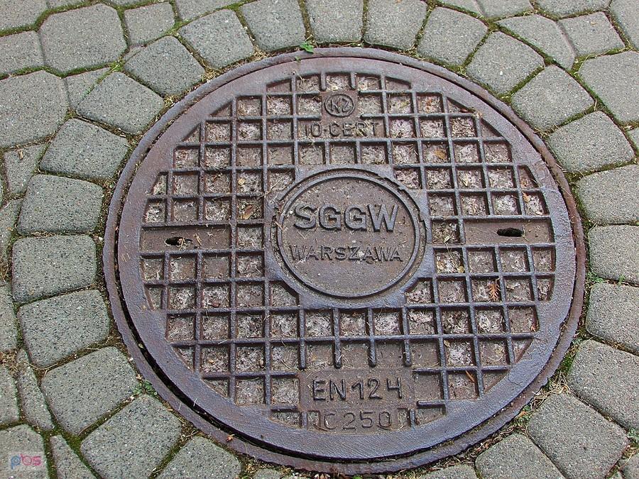 Właz kanalizacyjny na terenie starego kampusu SGGW