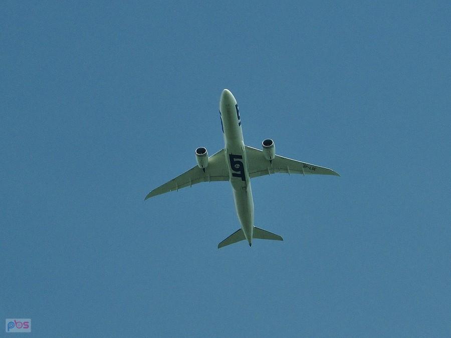 Dreamliner poleciał na lotnisko Okęcie