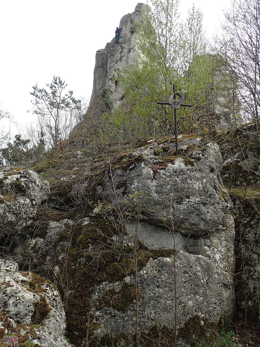 Skała Zegarkowa (z krzyżem) w Łutowcu