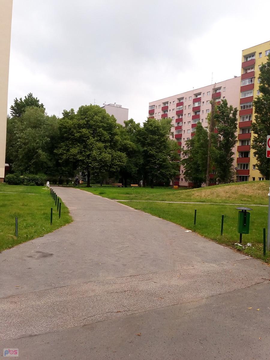Widać, że to stare osiedle, przynajmniej jest przestrzeń między blokami
