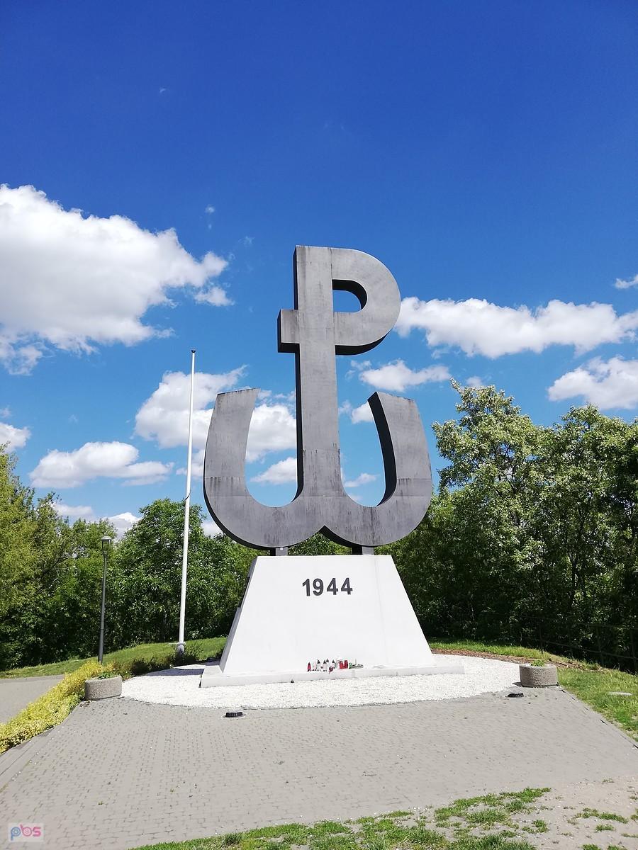 Na Kopcu powstania Warszawskiego usypanego z gruzów warszawy po Powstaniu Warszawskim
