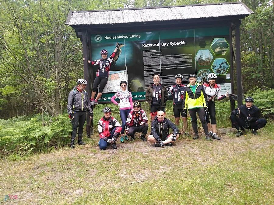 Grupa rowerzystów w rezerwacie Kąty Rybackie