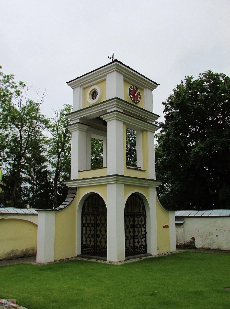 Siennica - dzwonnica z zegarem