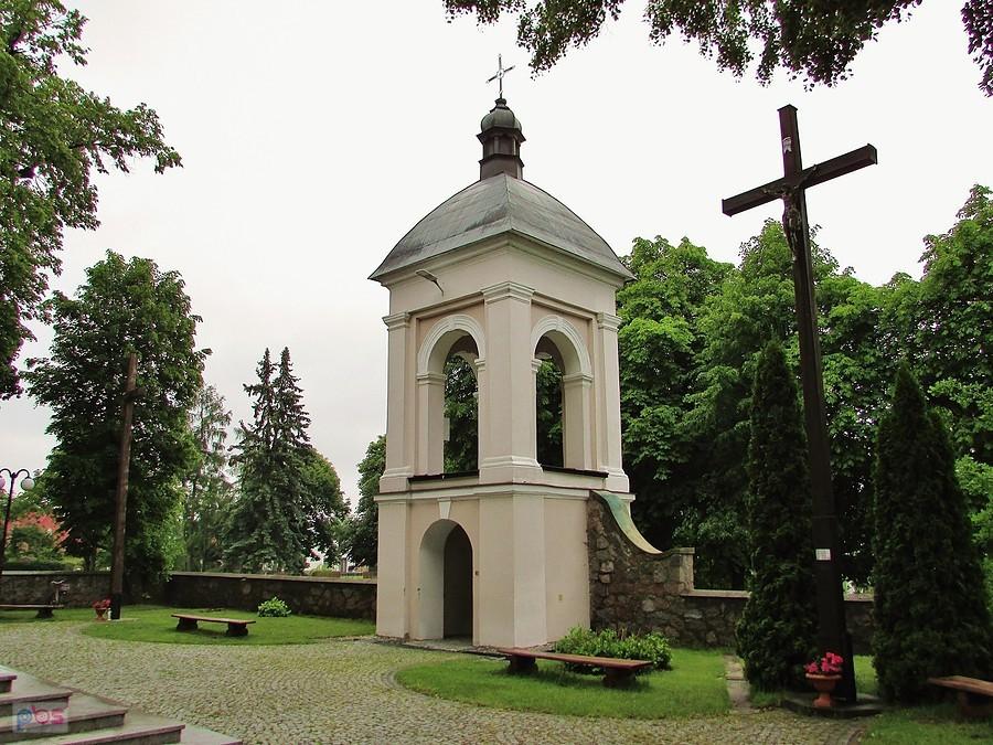 Dzwonnica przy kościele w Wodyniach
