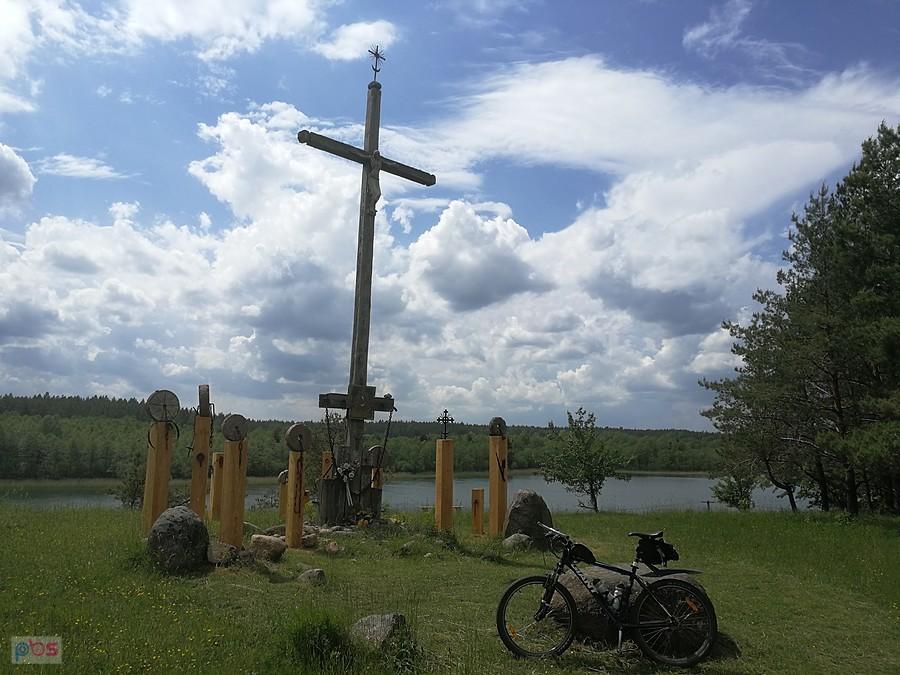 Czerwony Krzyż, ponik pamięci o wywiezionych i zamordowanych mieszkańcach wsi