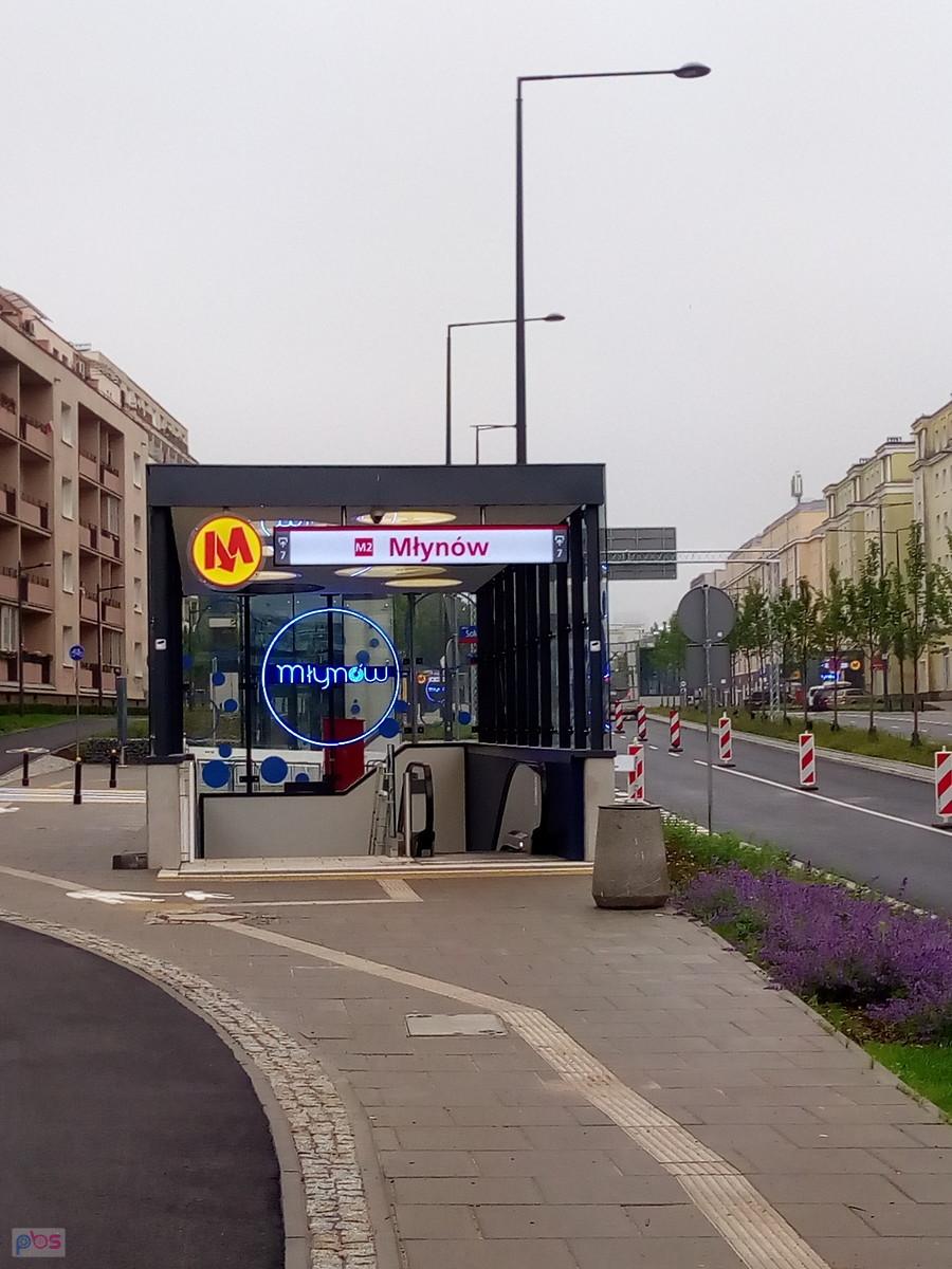 Wejście na stację Młynów