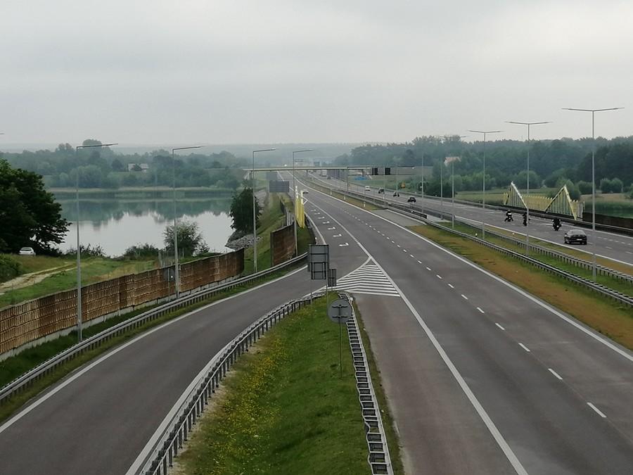 Autostrada nad zalewem.