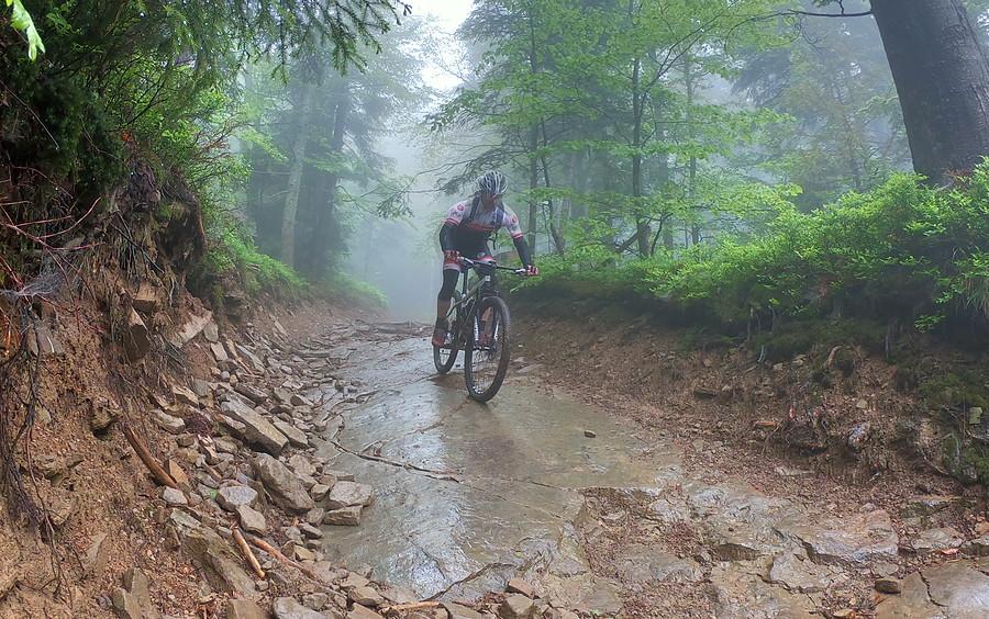 Na tej skalnej i mokrej nawierzchni ślisko było, technika MTB się przydała