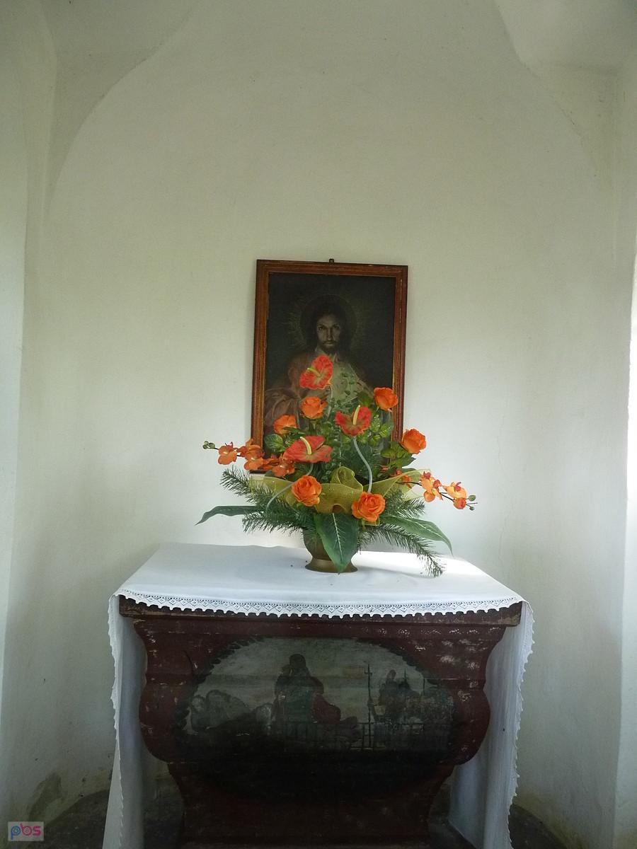 w środku kapliczki