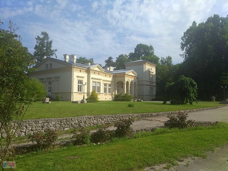 Minoga, niedostępny pałac.