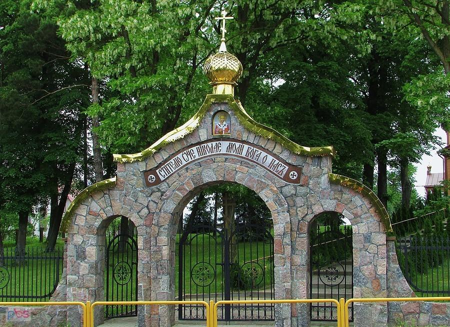 Michałowo - na bramie wejściowej ikona św. Mikołaja patrona cerkwi